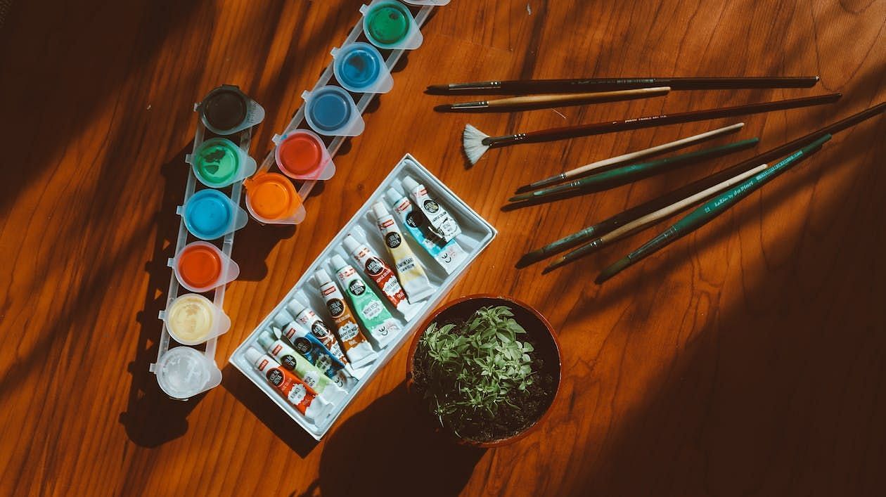 Depending on the individual's requirements, art therapy activities can encompass a variety of forms. (Image via Buse Doa/ Pexels)